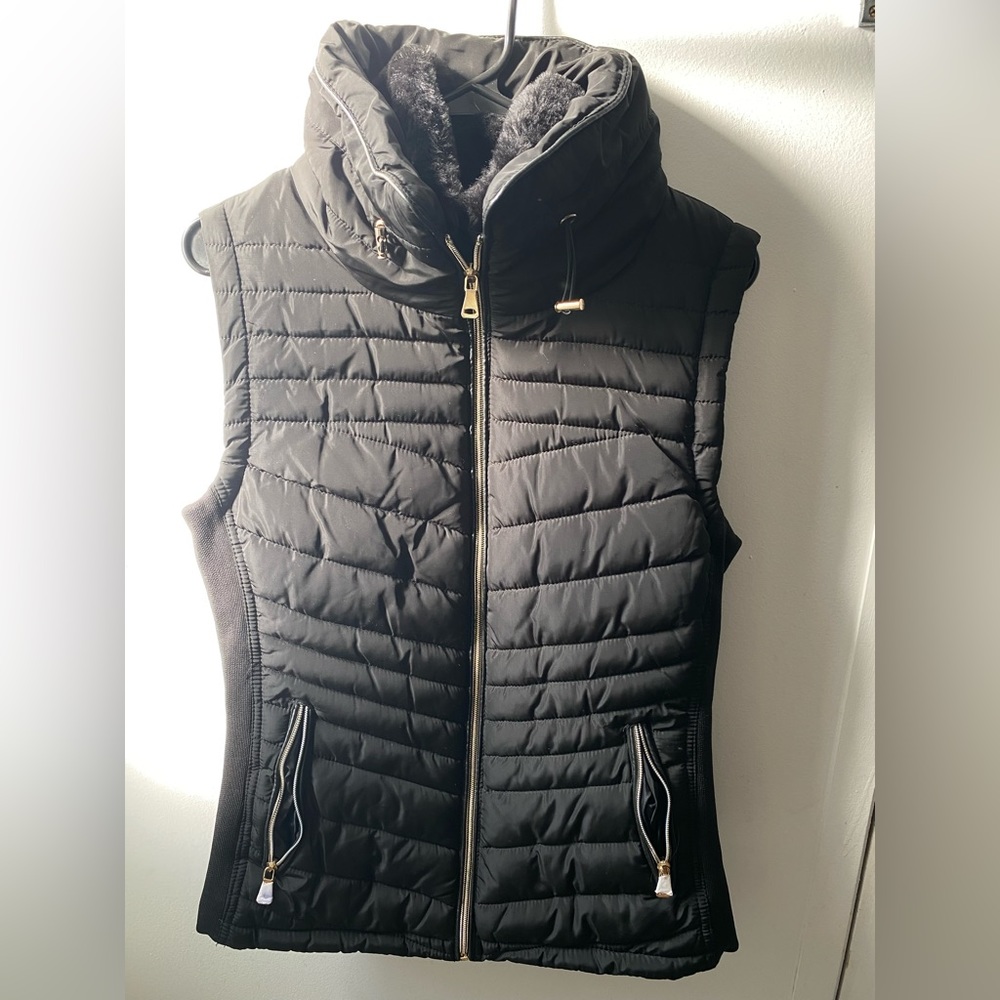 Puffer vest with faux fur inline